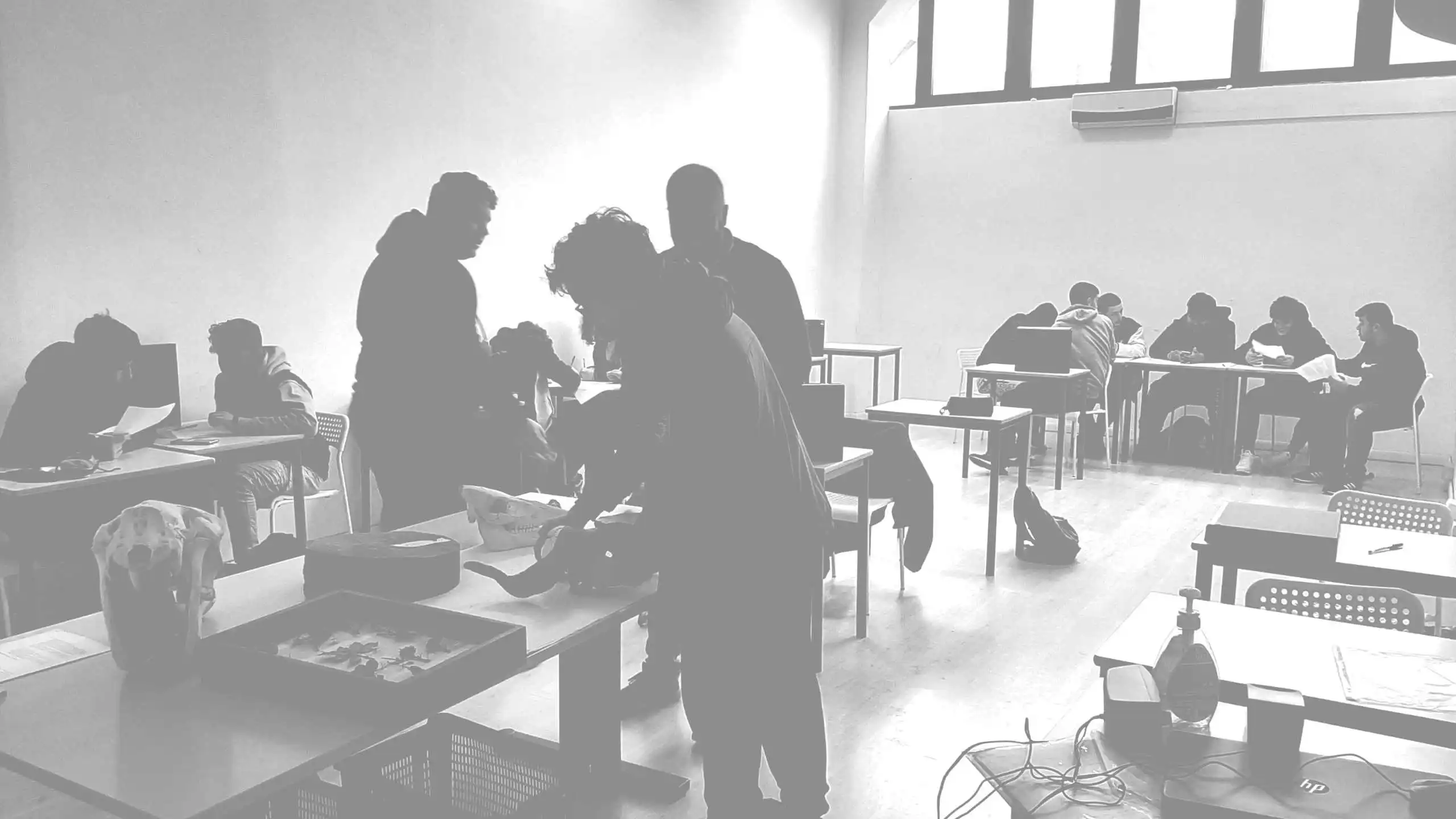 Laboratorio di alcuni ragazzi in aula